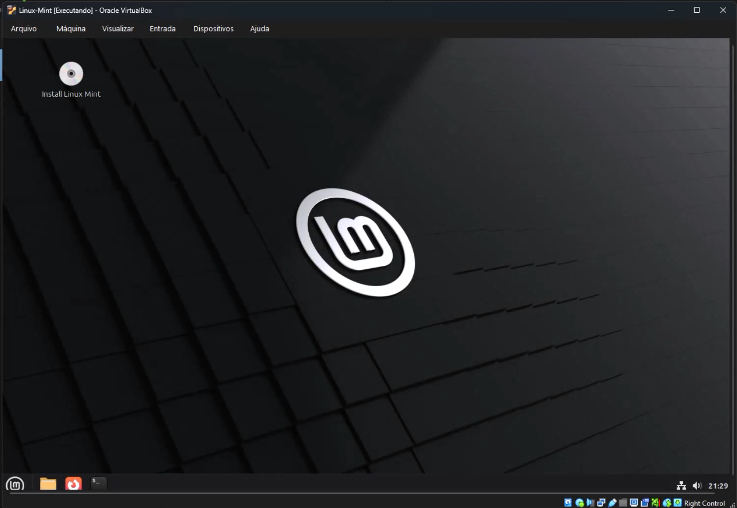 Área de trabalho Cinnamon do Linux Mint iniciada dentro da máquina virtual, com o ícone Install Linux Mint