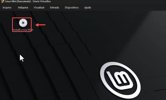 Área de trabalho da sessão live do Linux Mint; o ícone Install Linux Mint está contornado e indicado por uma seta vermelha